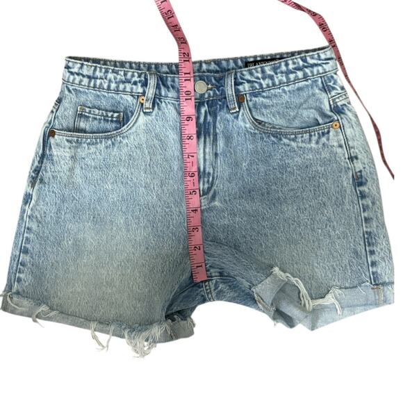 Blank NYC The Perry Mom Shorts Cuffed Minimal Distressing Light Wash Size 27 - Picture 6 of 11